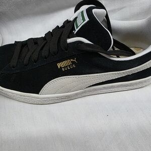 Puma Suede Classic XXI Black and White Sneakers - Size 7